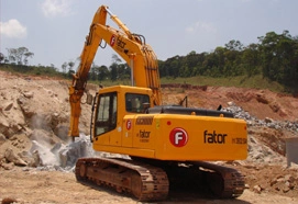 KOMATSU PC 200 COM ROMPEDOR