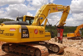 KOMATSU PC 200 E HYUNDAI R210 LC7 COM ROMPEDOR