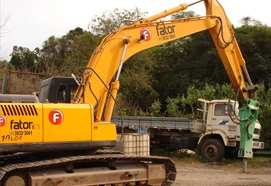 HYUNDAI R210 LC7 COM ROMPEDOR