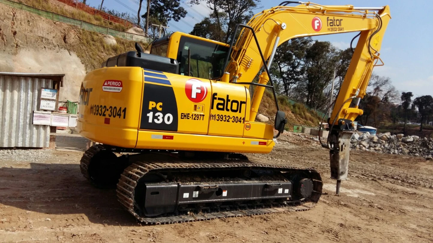 Komatsu PC130 com rompedor