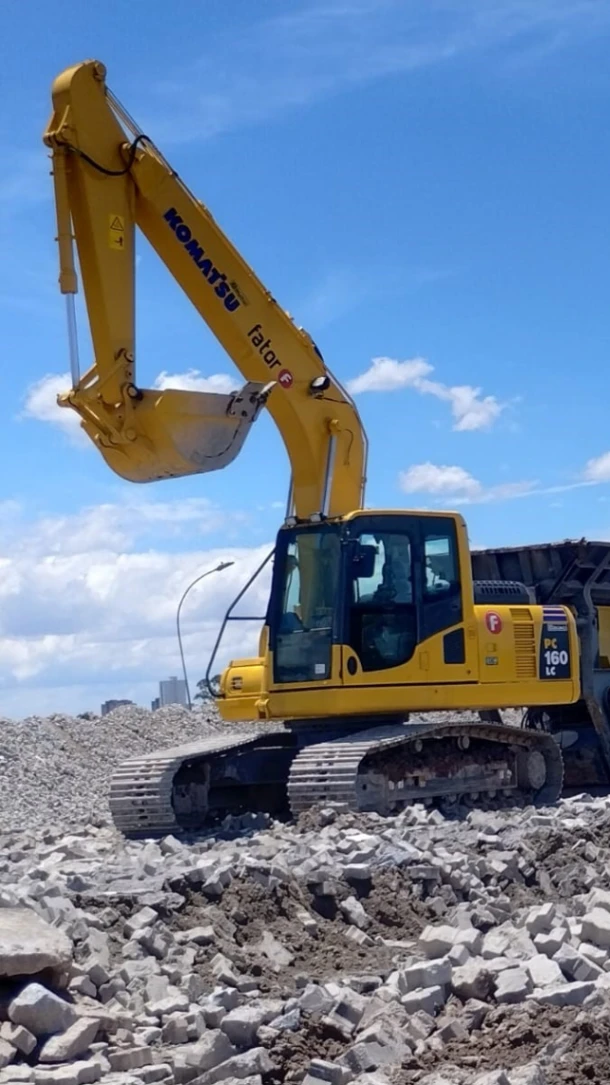 Komatsu PC160 com concha