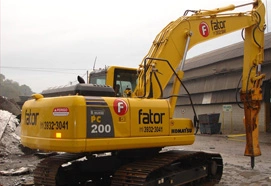 KOMATSU PC 200 COM ROMPEDOR